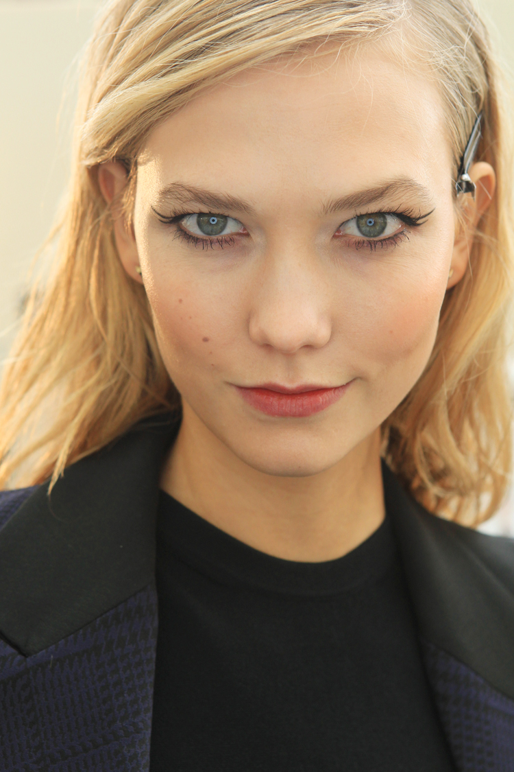 Beauty picture of Karlie Kloss posing backstage at the Mugler fashion show during the Paris Prêt-à-Porter A/W 2015/2016 photo by Antonio Barros