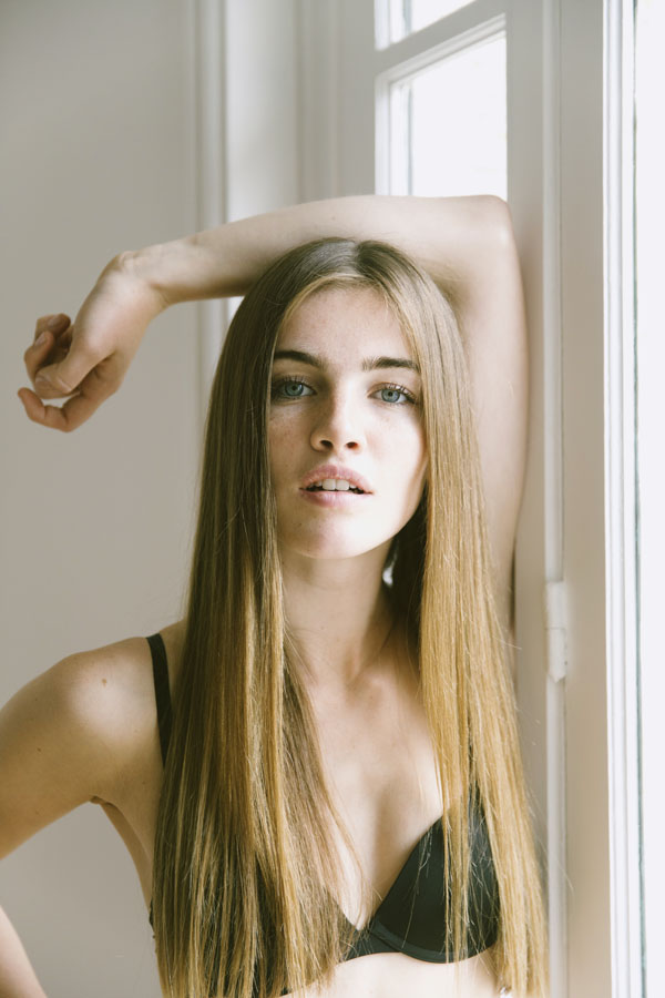 Shooting mode: Séance photo lingerie boudoir avec Emily Barbe par le photographe Antonio Barros