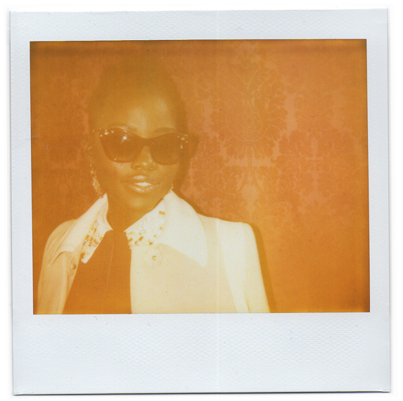 Polaroid portrait de la actrice Lupita Nyongo par le photographe mode Antonio Barros