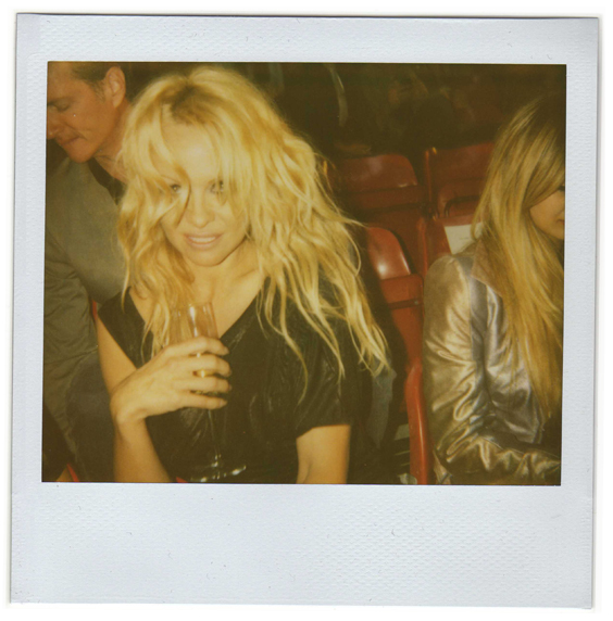 Polaroid portrait de la actrice Pamela Anderson par le photographe de mode Antonio Barros